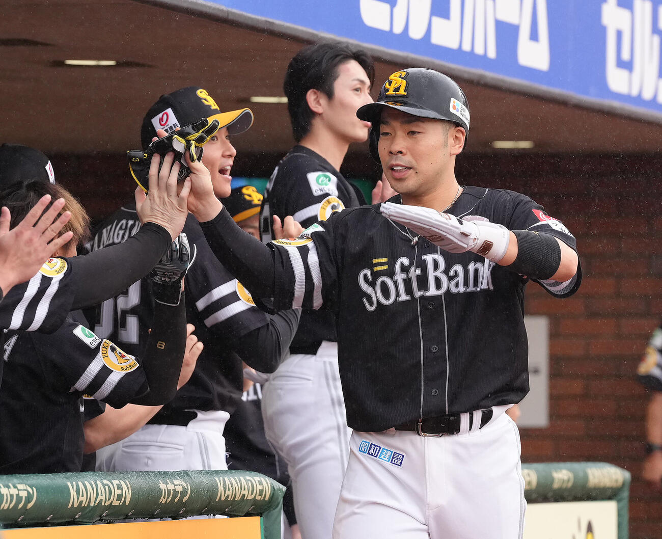 楽天対ソフトバンク　4回表ソフトバンク1死、1死二塁、柳田悠岐の打球が相手失策を誘い同点の生還を果たす近藤健介（撮影・足立雅史）