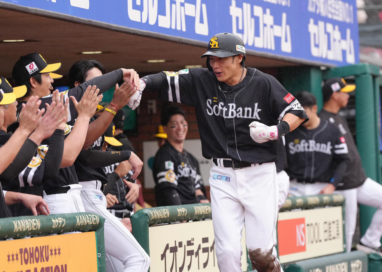 楽天対ソフトバンク　4回表ソフトバンク2死二塁、牧原大成の左前適時打で生還し笑顔でタッチを交わす柳田悠岐（撮影・足立雅史）