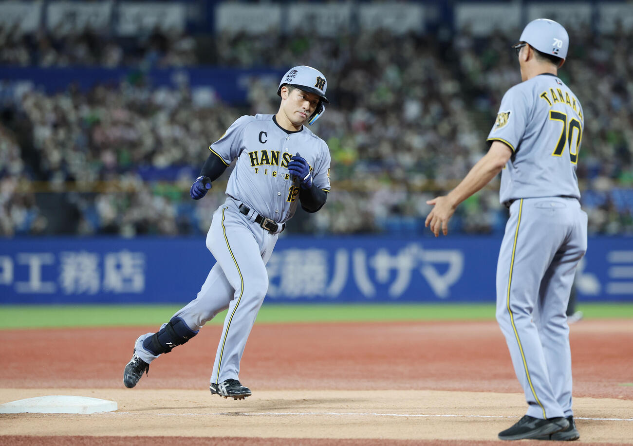 ヤクルト対阪神　9回表阪神無死、本塁打を放ちダイヤモンドを一周する坂本誠志郎（撮影・宮地輝）