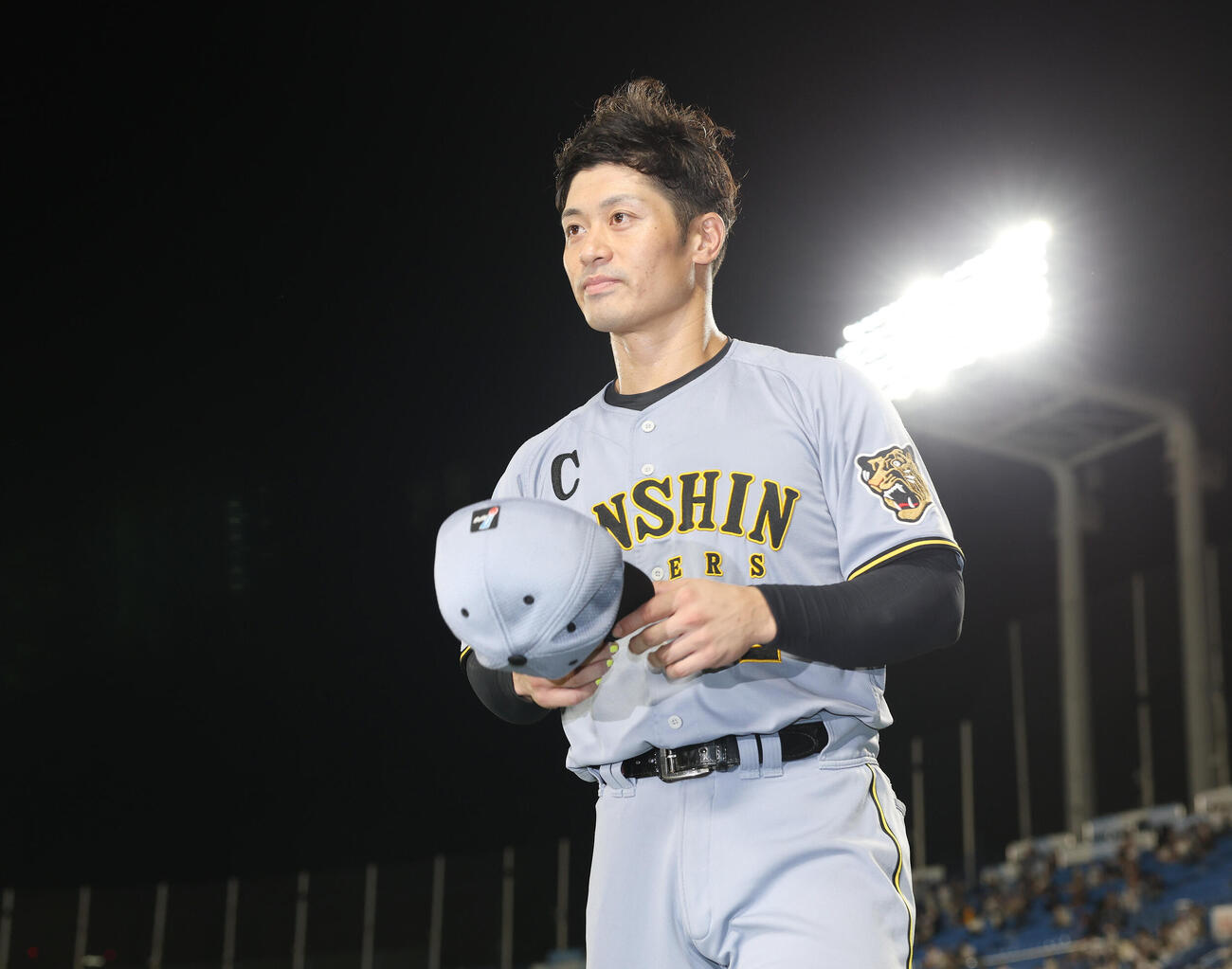 ヤクルト対阪神　勝利しファンにあいさつする阪神坂本誠志郎（撮影・宮地輝）