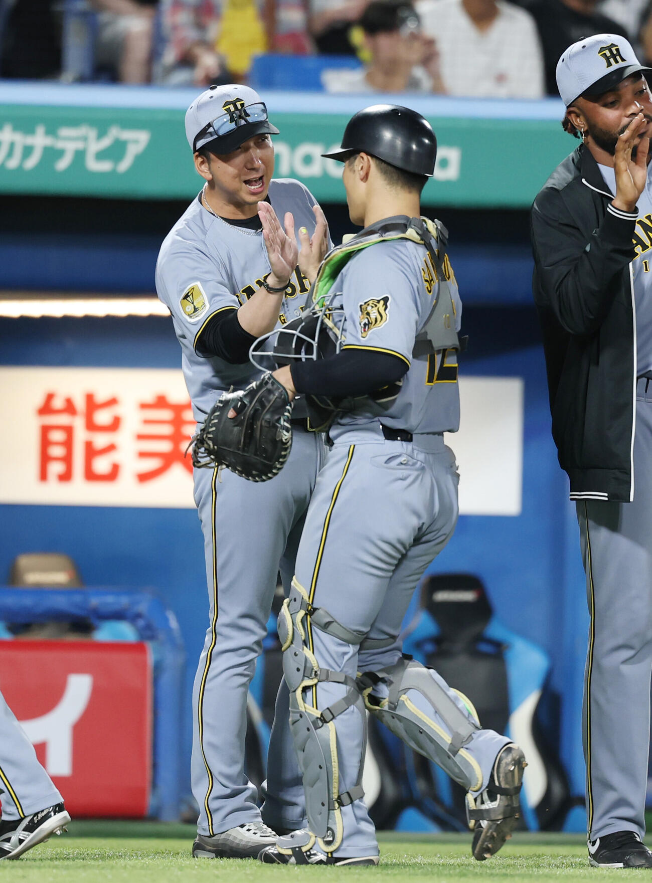 ヤクルト対阪神　勝利しタッチを交わす阪神藤川球児監督（左）と坂本誠志郎（撮影・増田悦実）