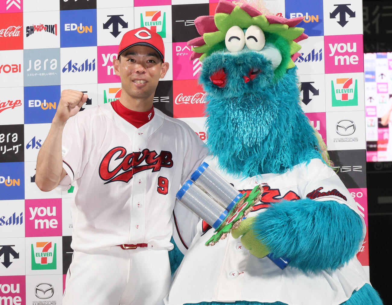広島対中日　お立ち台でポーズを決める広島秋山翔吾。右はスラィリー（撮影・加藤孝規）