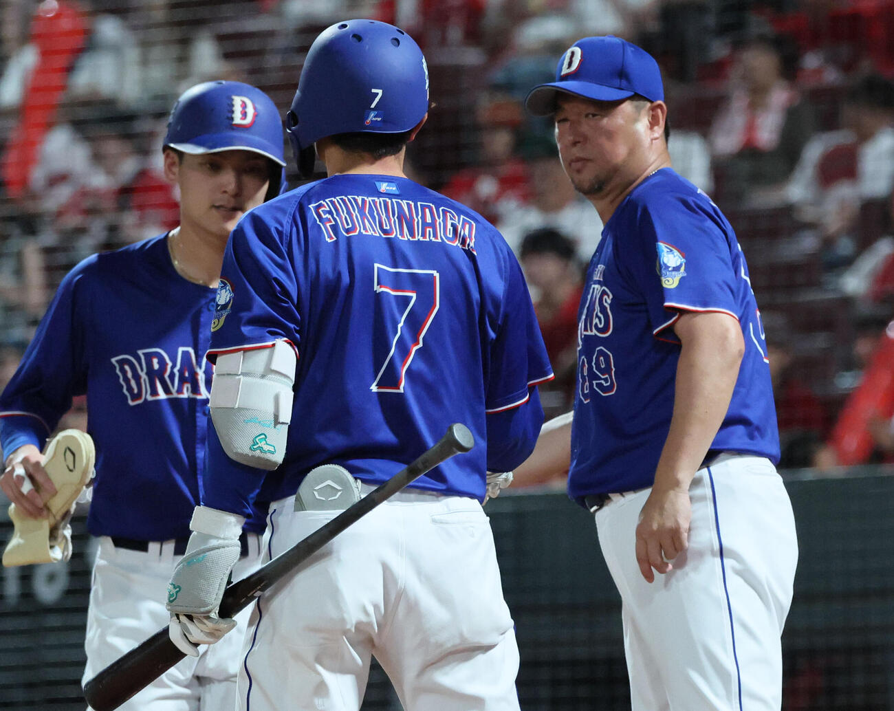 広島対中日　7回表中日1死二塁、石伊雄太の勝ち越しの左越え適時二塁打で生還した石川昂弥を迎える井上一樹監督（右）（撮影・加藤孝規）
