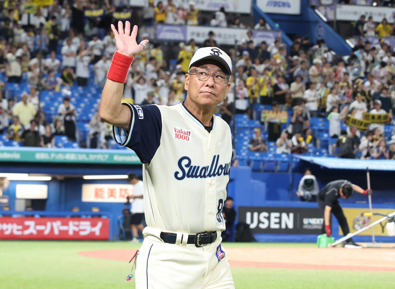 ヤクルト対阪神　阪神に敗れ引き揚げるヤクルト池山隆寛監督（撮影・増田悦実）
