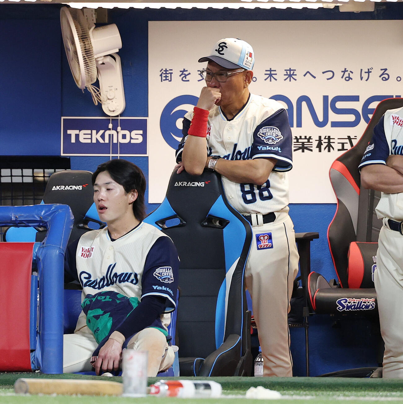 ヤクルト対阪神　厳しい表情で戦況を見つめるヤクルト池山隆寛監督（右）（撮影・宮地輝）