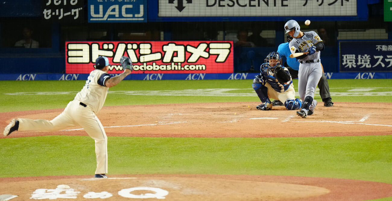 ヤクルト対阪神　9回表阪神無死、ソロ本塁打を放つ坂本誠志郎。投手ホセ・キハダ（撮影・鈴木みどり）