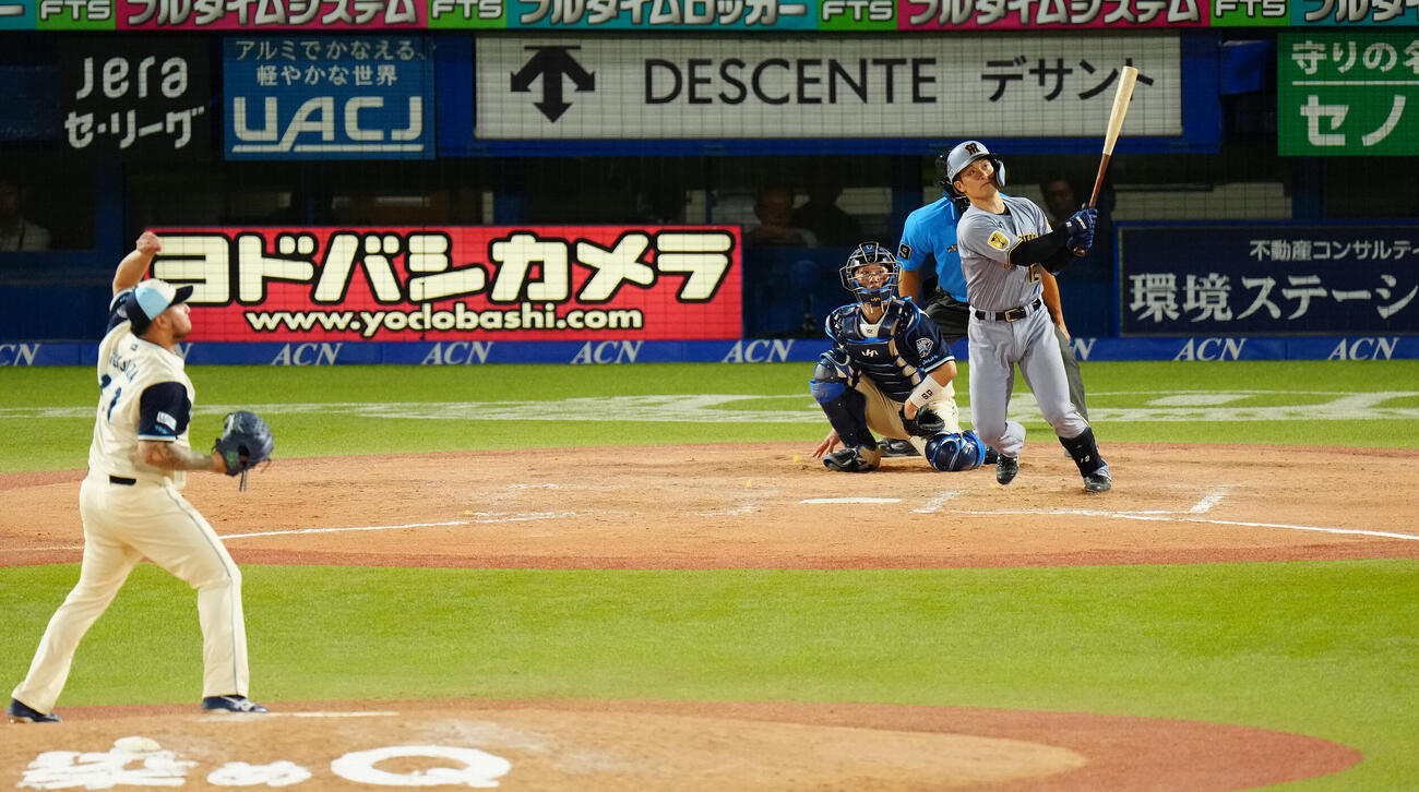 ヤクルト対阪神　9回表阪神無死、勝ち越し本塁打を放つ坂本誠志郎。投手ホセ・キハダ（撮影・鈴木みどり）