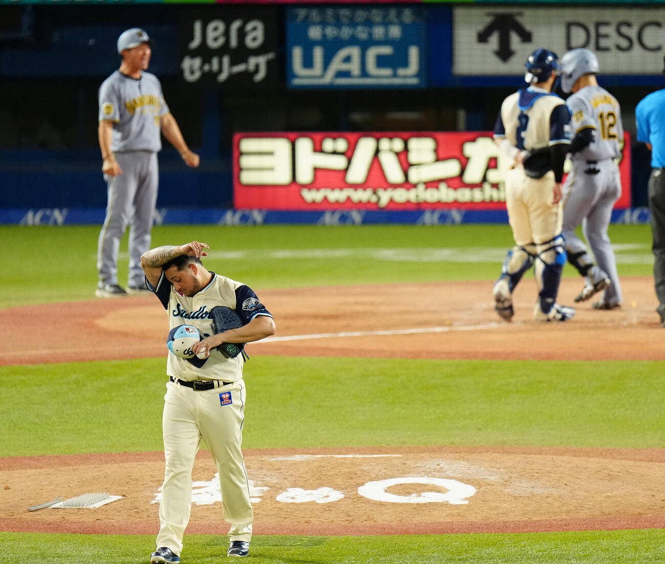 ヤクルト対阪神　9回表阪神無死、坂本誠志郎にソロ本塁打を浴び、汗を拭うホセ・キハダ（撮影・鈴木みどり）