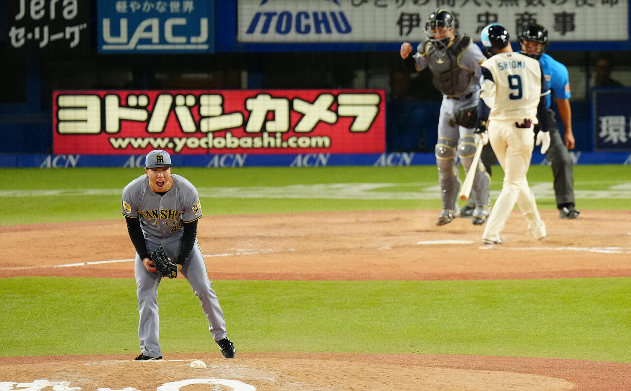 ヤクルト対阪神　9回裏ヤクルト2死一塁、塩見泰隆を空振り三振に仕留め、雄たけびを上げる工藤泰成（撮影・鈴木みどり）
