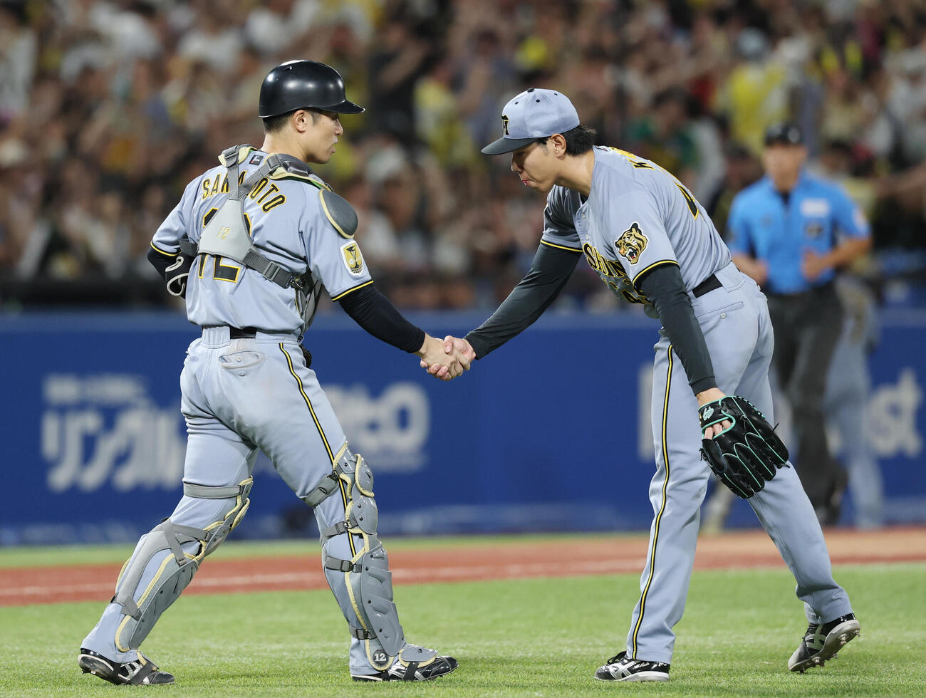 ヤクルト対阪神　勝利し握手を交わす工藤泰成（右）と坂本誠志郎（撮影・増田悦実）