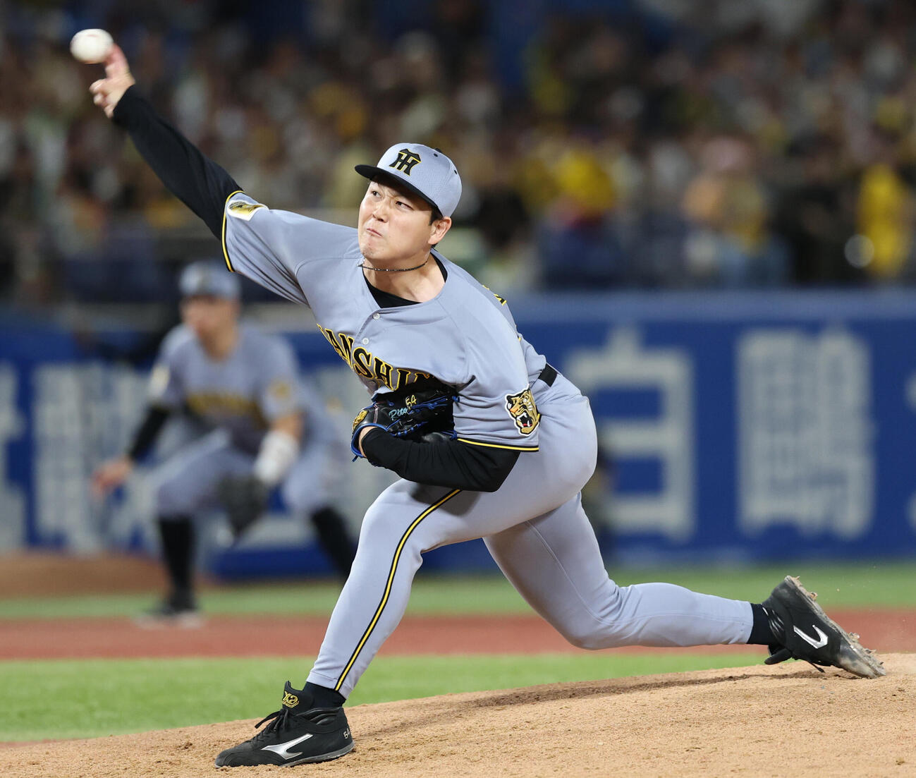 ヤクルト対阪神　阪神3番手で登板し力投する木下里都（撮影・増田悦実）
