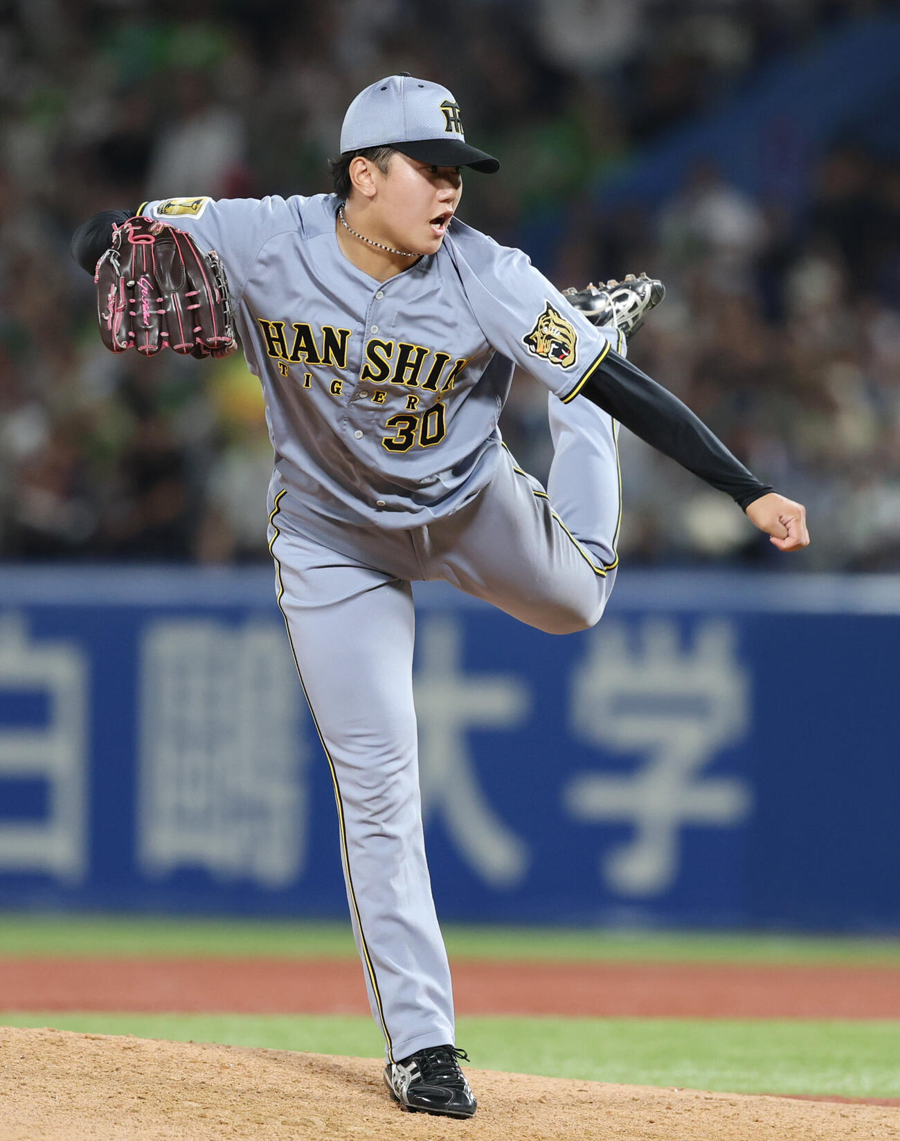 ヤクルト対阪神　阪神2番手で登板し力投する門別啓人（2026年7月31日）