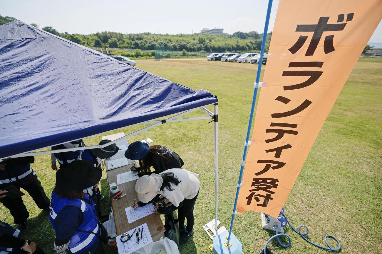 熊本県宇城市で、ボランティアの受け付けをする人たち＝3日午前（共同）