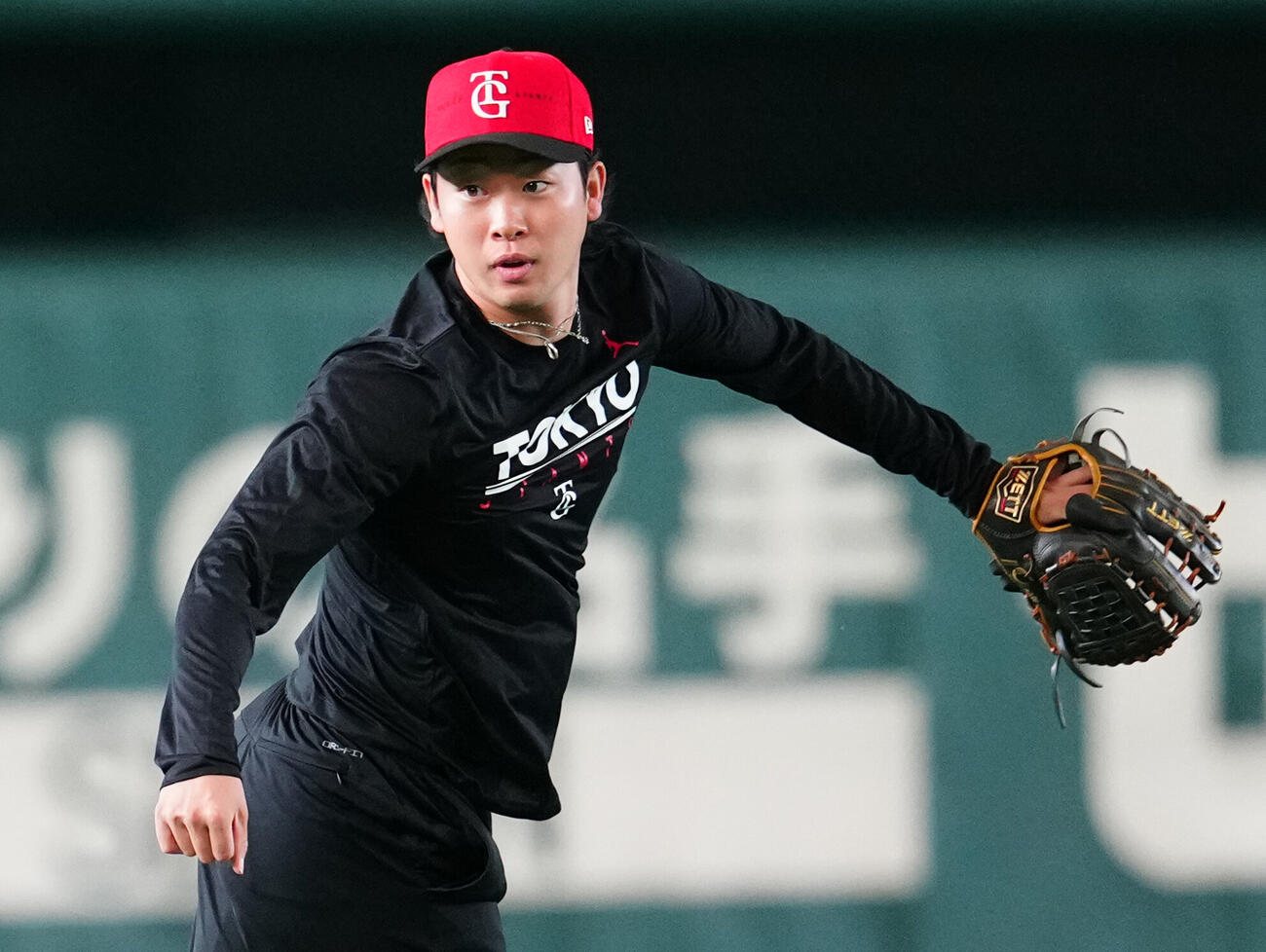 試合前練習を行う巨人山崎伊織（2026年8月撮影）