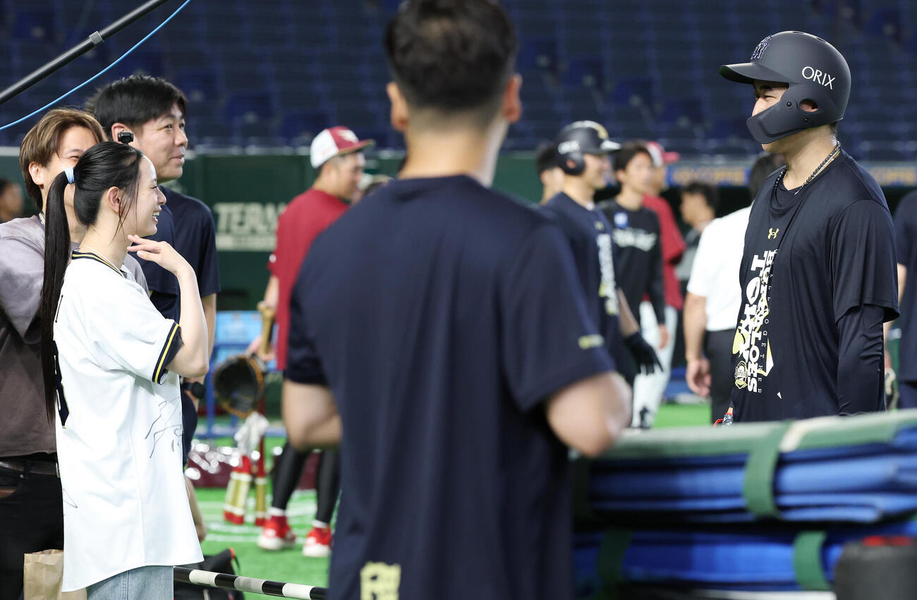 オリックス対楽天　試合前、笑顔を見せる宮城弥生（左）とオリックス紅林弘太郎（撮影・宮地輝）