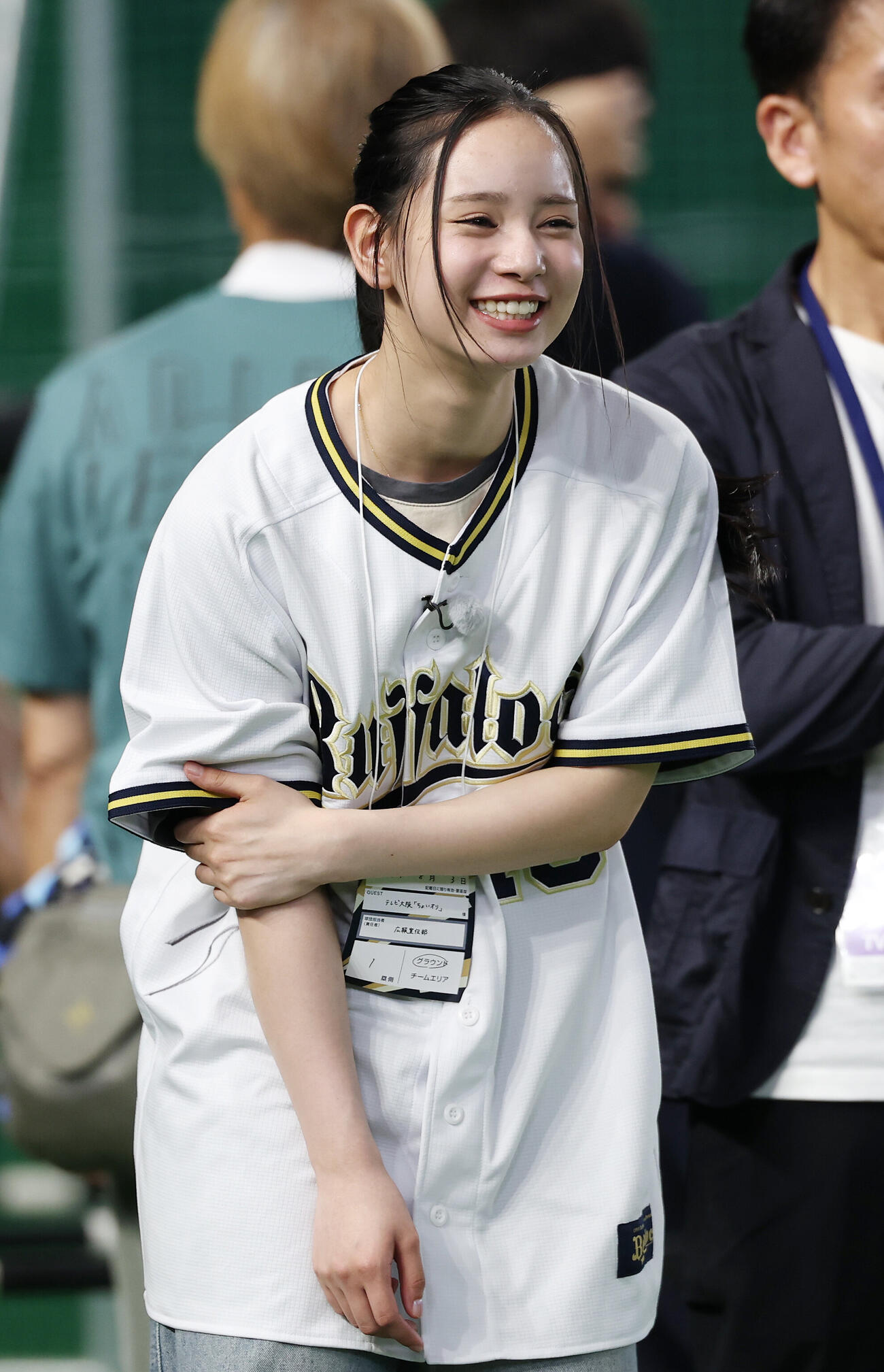 オリックス対楽天　試合前練習を笑顔で見つめる宮城弥生（撮影・宮地輝）