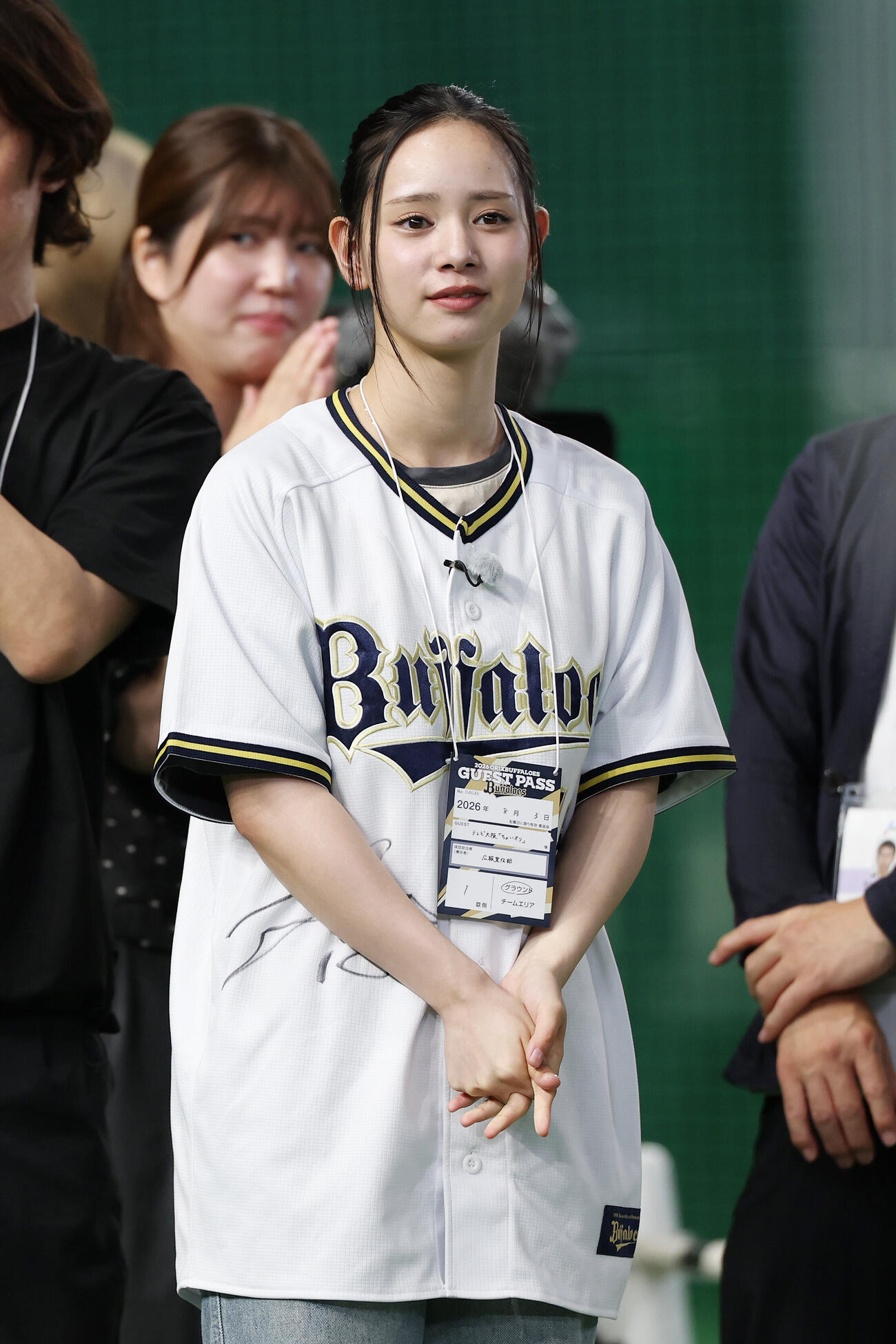 オリックス対楽天　試合前練習を見つめる宮城弥生（撮影・宮地輝）