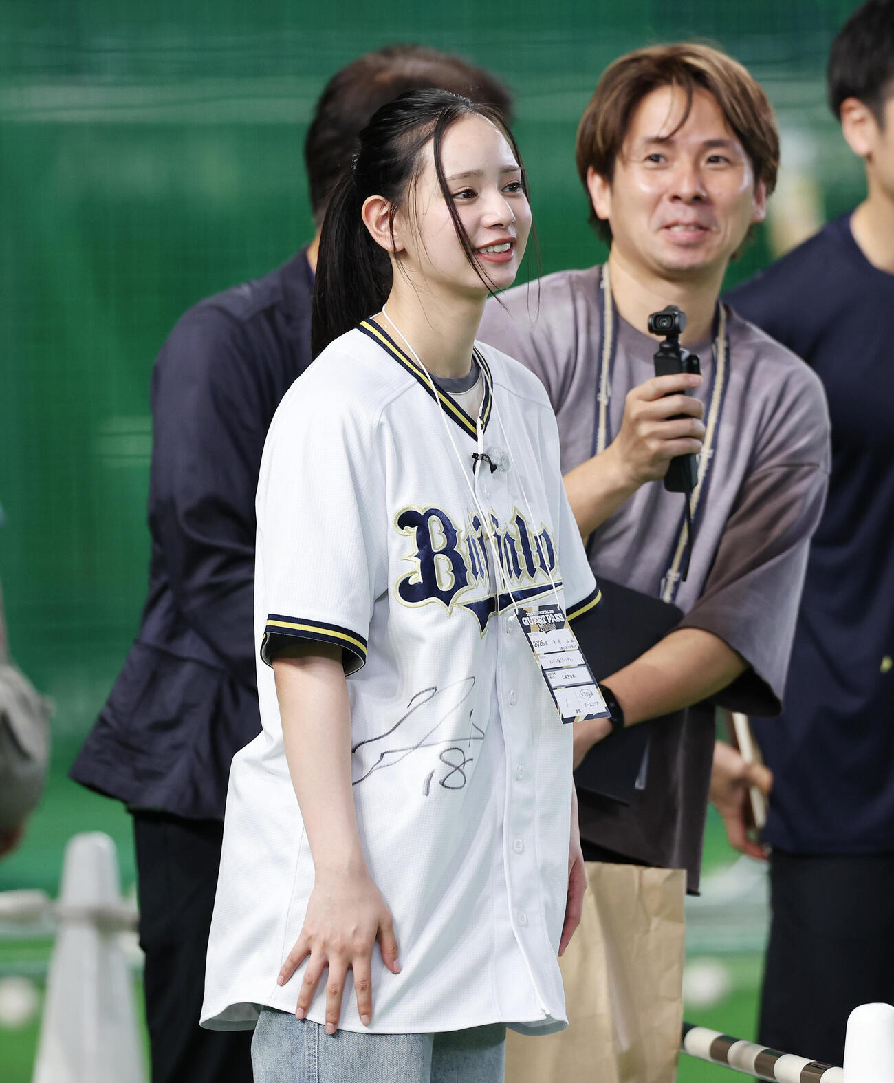 オリックス対楽天　試合前練習を見つめる宮城弥生（撮影・宮地輝）