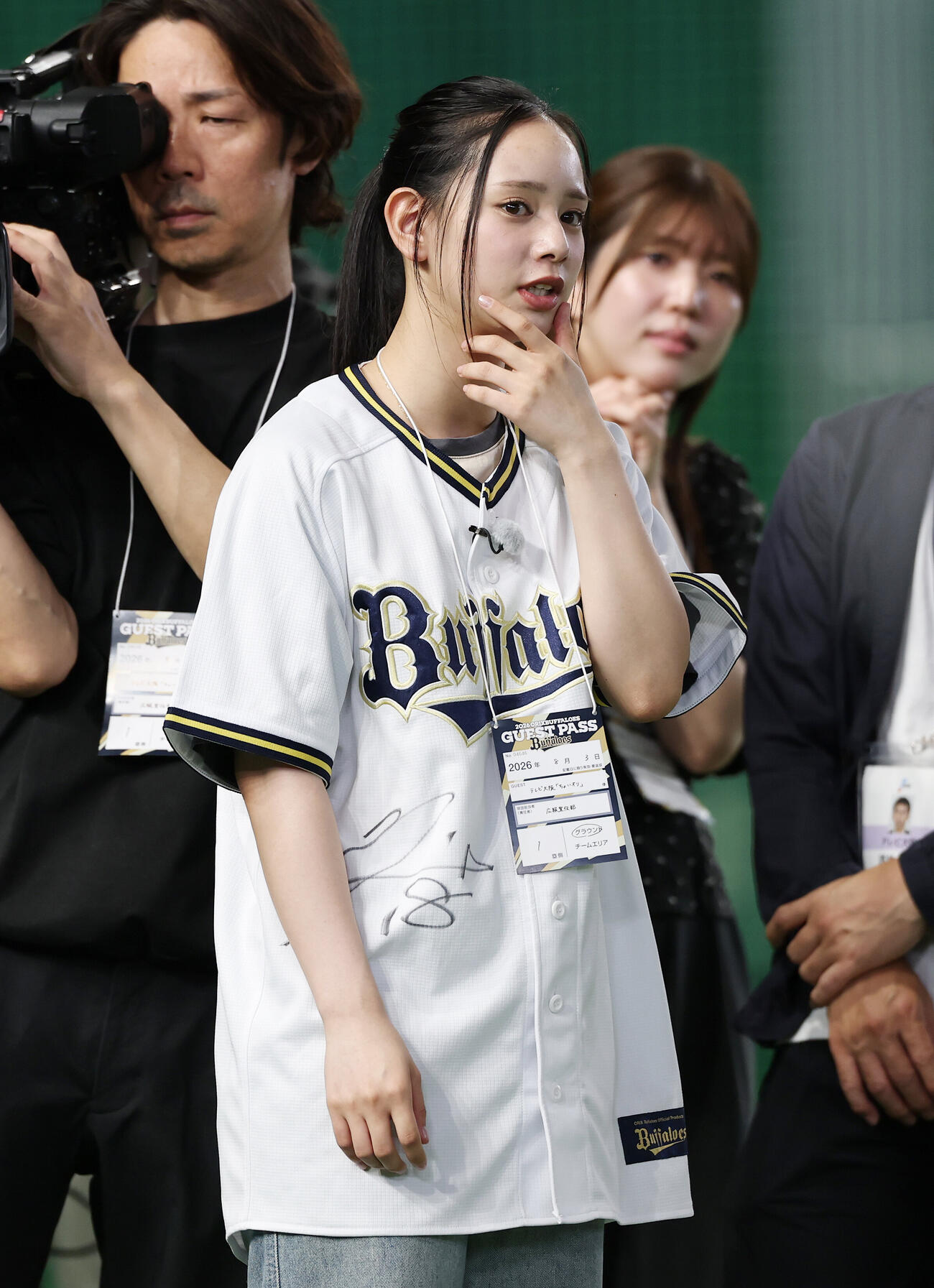 オリックス対楽天　試合前練習を見つめる宮城弥生（撮影・宮地輝）