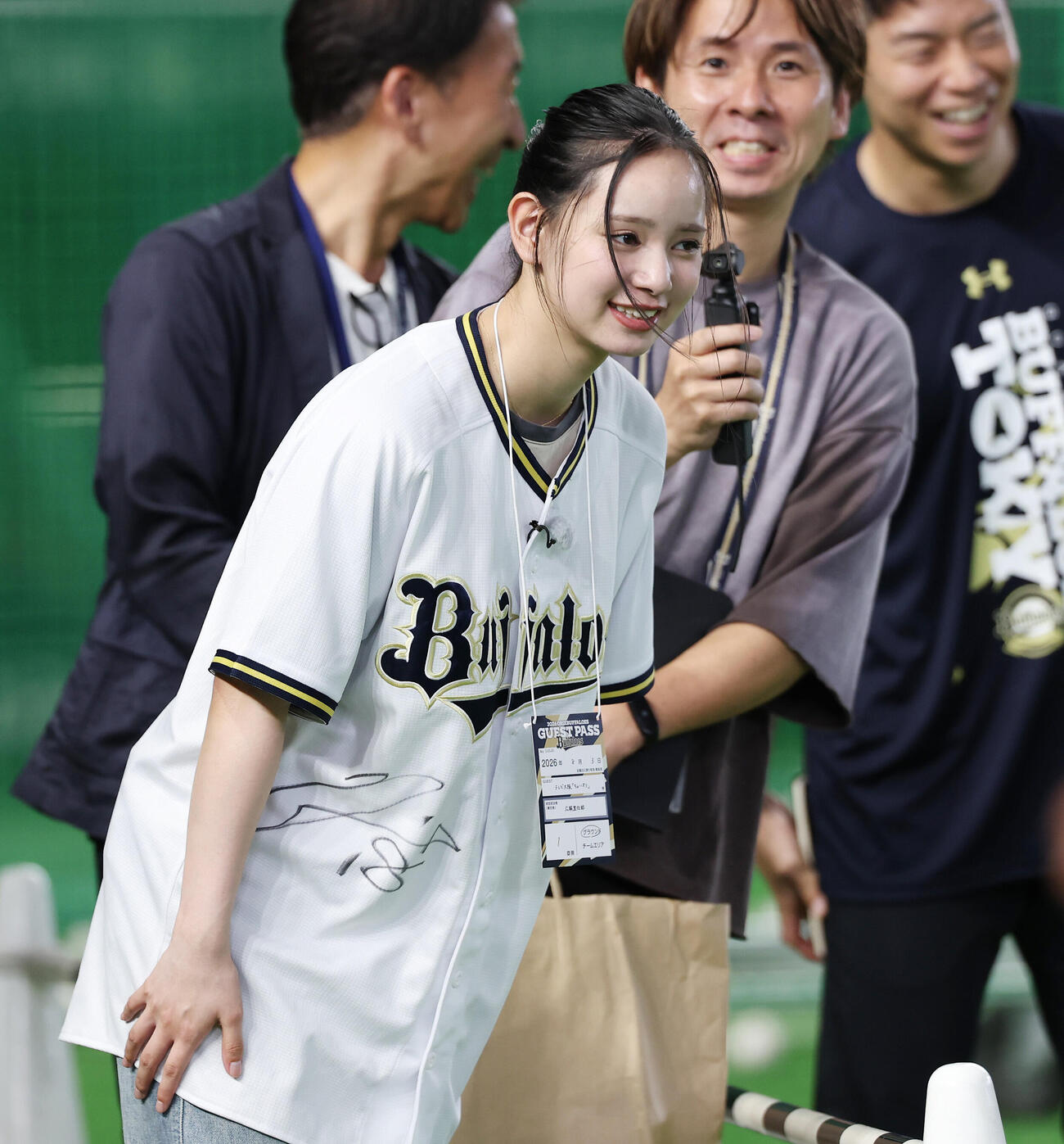 オリックス対楽天　試合前、あいさつする宮城弥生（撮影・宮地輝）
