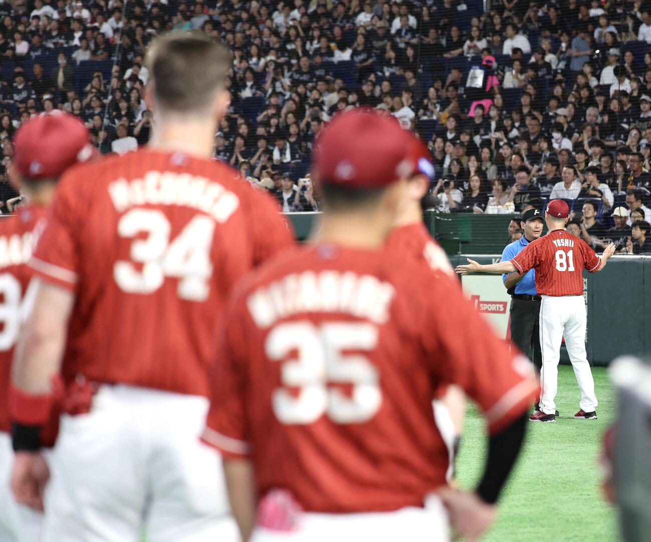 オリックス対楽天　1回表、楽天カーソン・マッカスカーが退場となり抗議する吉井理人監督（撮影・宮地輝）