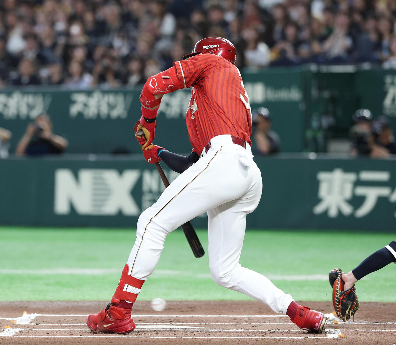 オリックス対楽天　1回表楽天無死一、二塁、空振り三振となるカーソン・マッカスカー（撮影・宮地輝）
