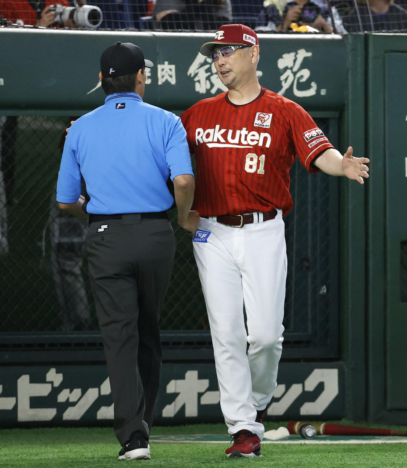 1回、マッカスカーが退場処分となり、審判と話をする楽天・吉井監督（右）（共同）