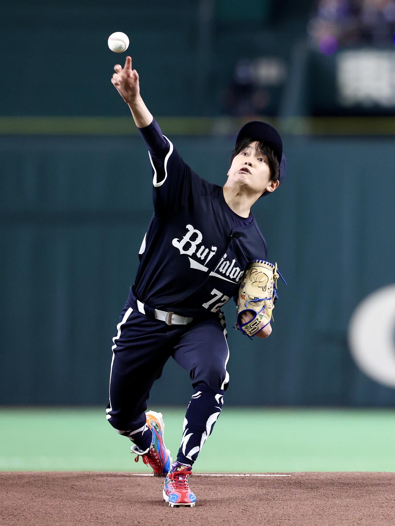 オリックス対楽天　スペシャル始球式を務めるなにわ男子の藤原丈一郎（撮影・宮地輝）