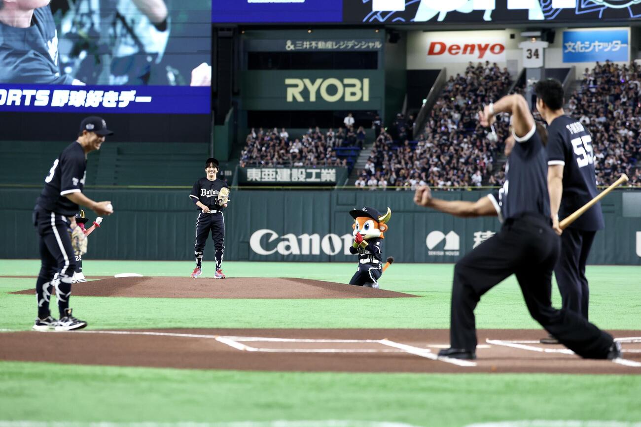 オリックス対楽天　スペシャル始球式を務めたなにわ男子の藤原丈一郎（撮影・宮地輝）