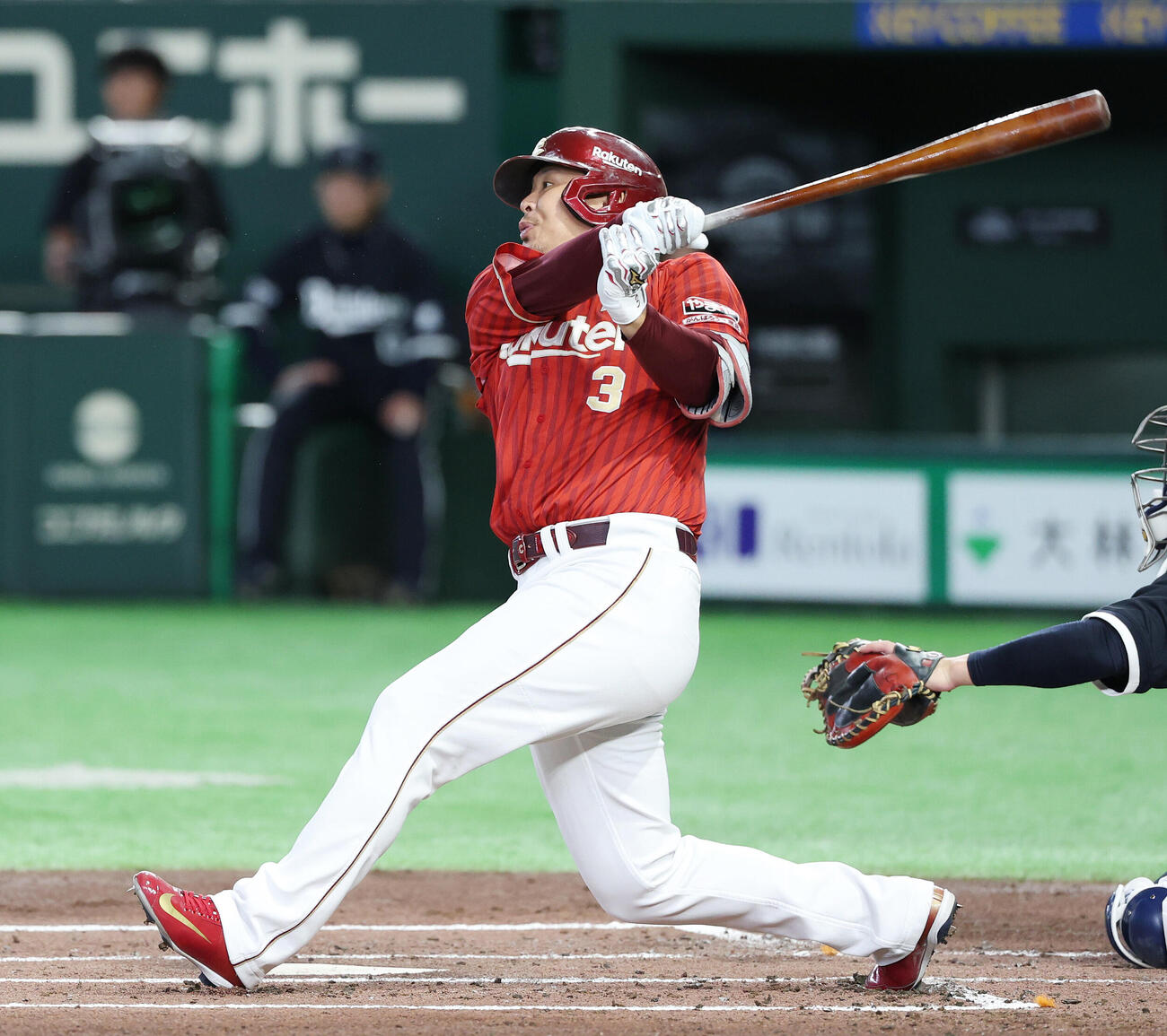 オリックス対楽天　1回表楽天2死一、二塁、3点本塁打を放つ浅村栄斗（撮影・宮地輝）