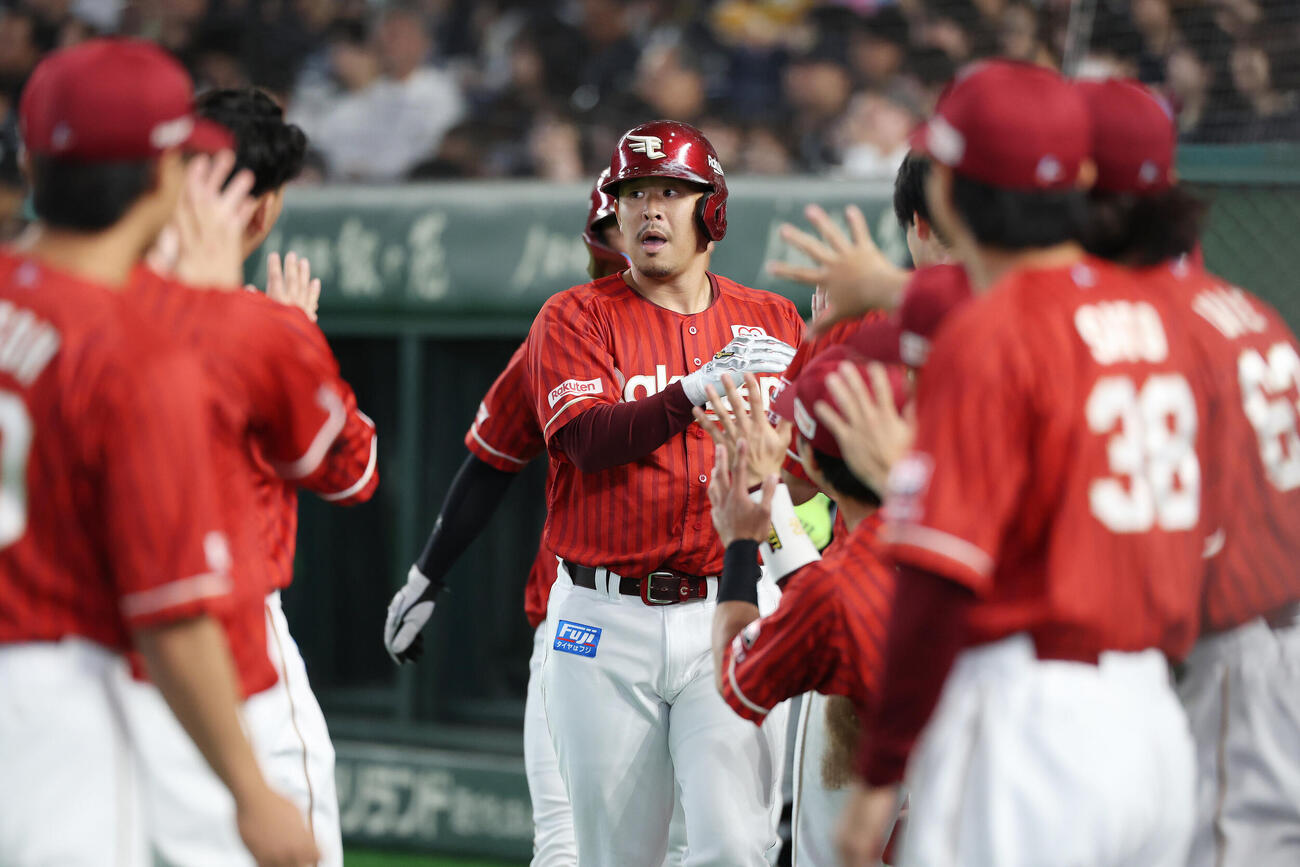 オリックス対楽天　1回表楽天2死一、二塁、3点本塁打を放ちチームメートとタッチを交わす浅村栄斗（撮影・宮地輝）
