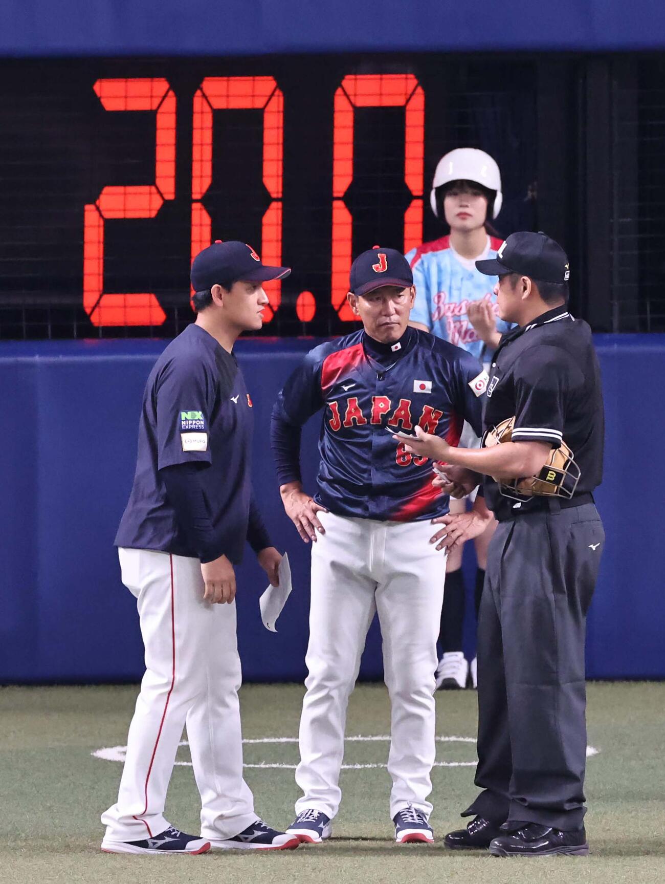 チェコ対日本　ピッチクロックの表示を背に井端監督（中央）は選手交代を告げる（2024年11月撮影）