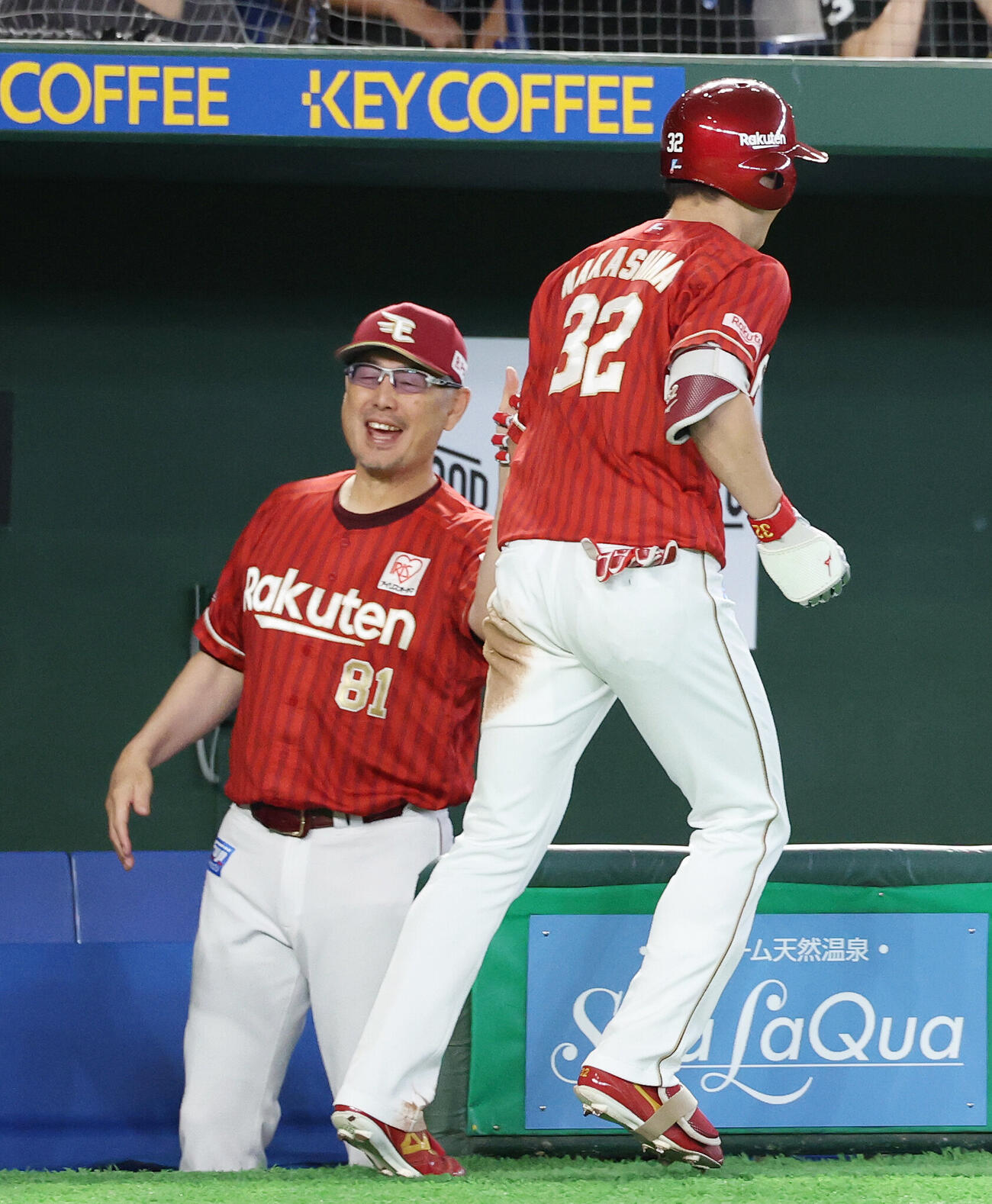 オリックス対楽天　2回表楽天無死、本塁打を放った中島大輔（右）を迎える吉井理人監督（撮影・宮地輝）