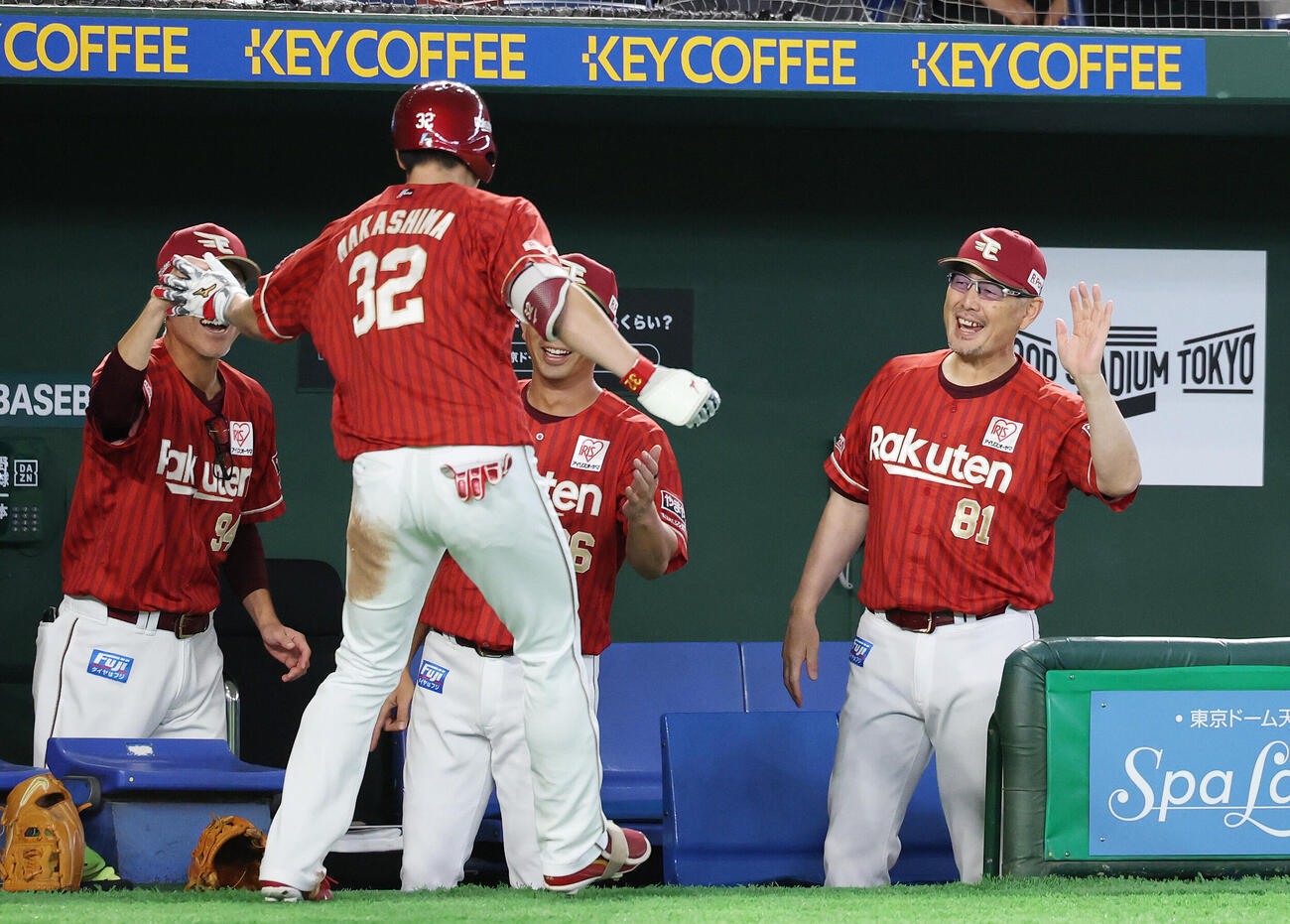 オリックス対楽天　2回表楽天無死、本塁打を放った中島大輔（左）を迎える吉井理人監督（撮影・宮地輝）
