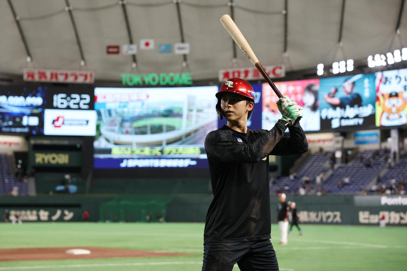 オリックス対楽天　試合前練習に臨む楽天宗山塁（撮影・宮地輝）