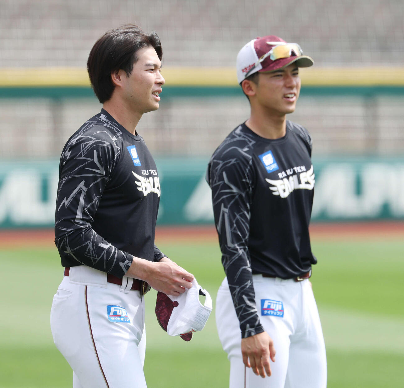 楽天宗山塁（右）と中島大輔（2025年6月撮影）