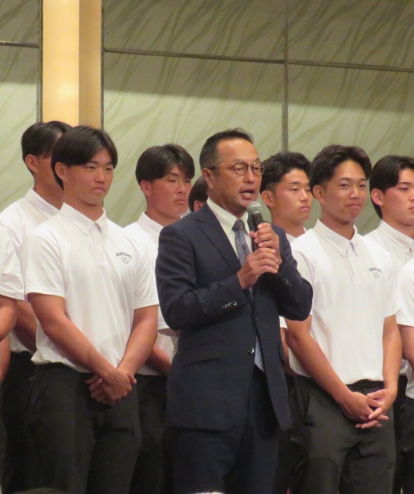 優勝報告会であいさつする国学院大・鳥山泰孝監督