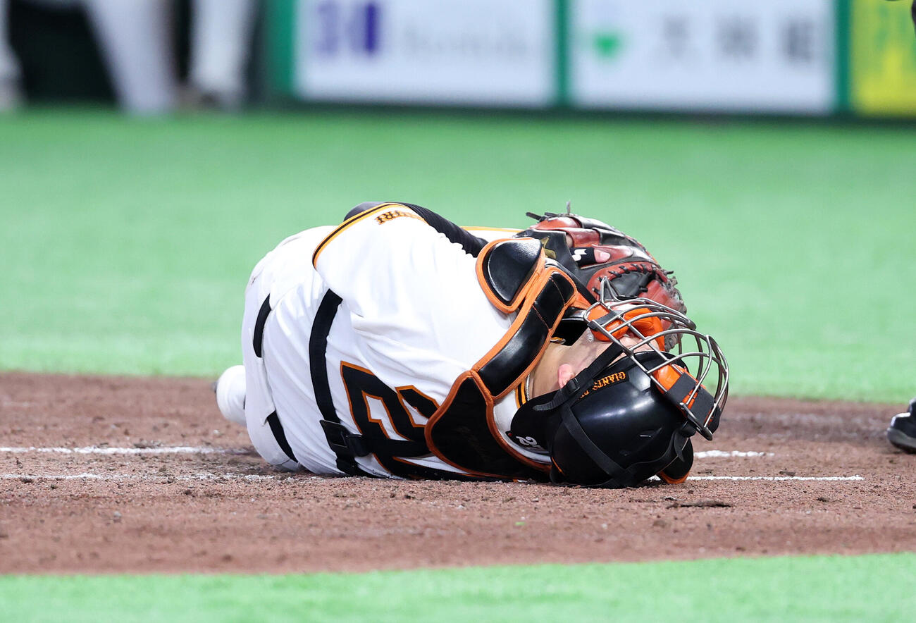 7月20日の広島戦でファウルチップが直撃し倒れる巨人岸田行倫