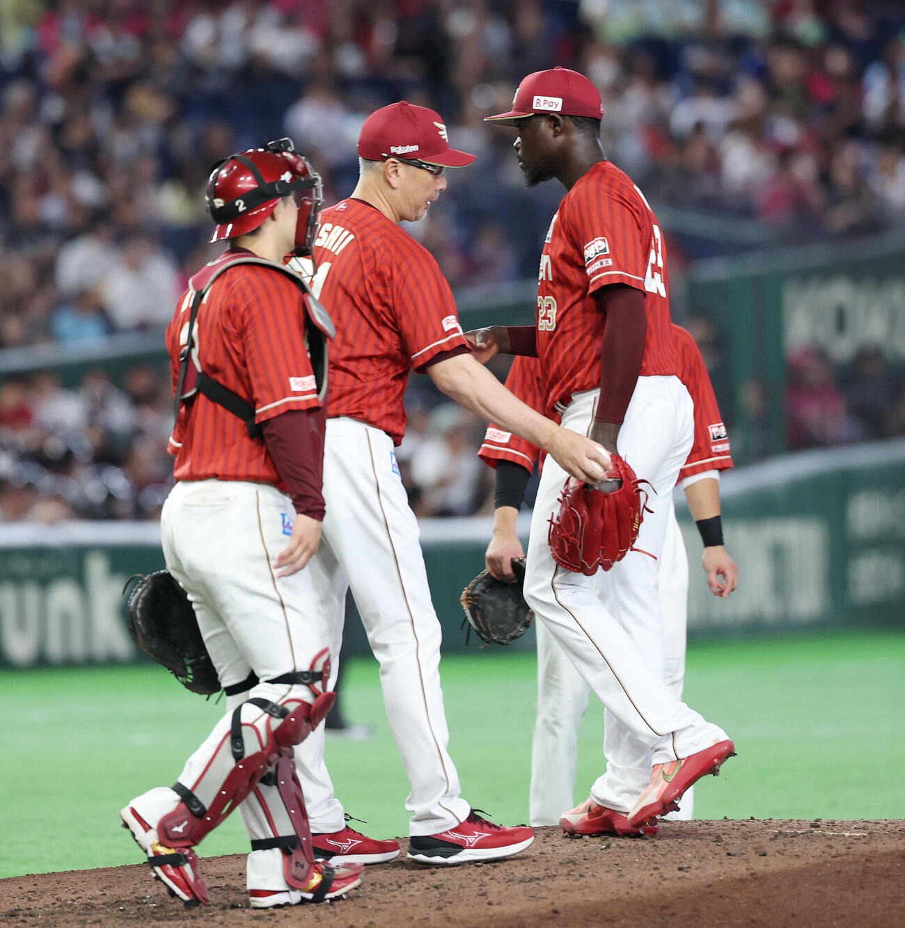 オリックス対楽天　7回裏途中、楽天吉井理人監督（中央）に交代を告げられるマルテ（右）（撮影・宮地輝）