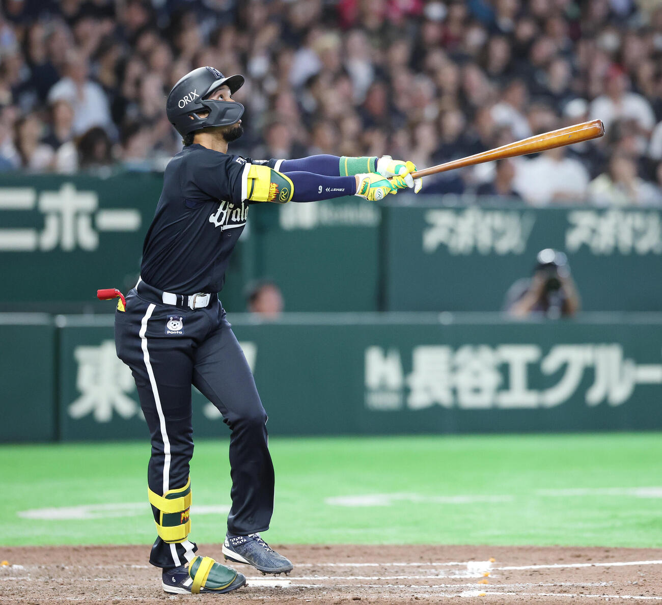 オリックス対楽天　7回裏オリックス1死一塁、2点本塁打を放つ宗佑磨（撮影・宮地輝）