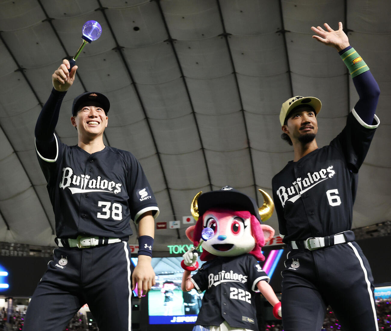 オリックス対楽天　サヨナラ勝利し笑顔のオリックス来田涼斗（左）と宗佑磨（撮影・宮地輝）
