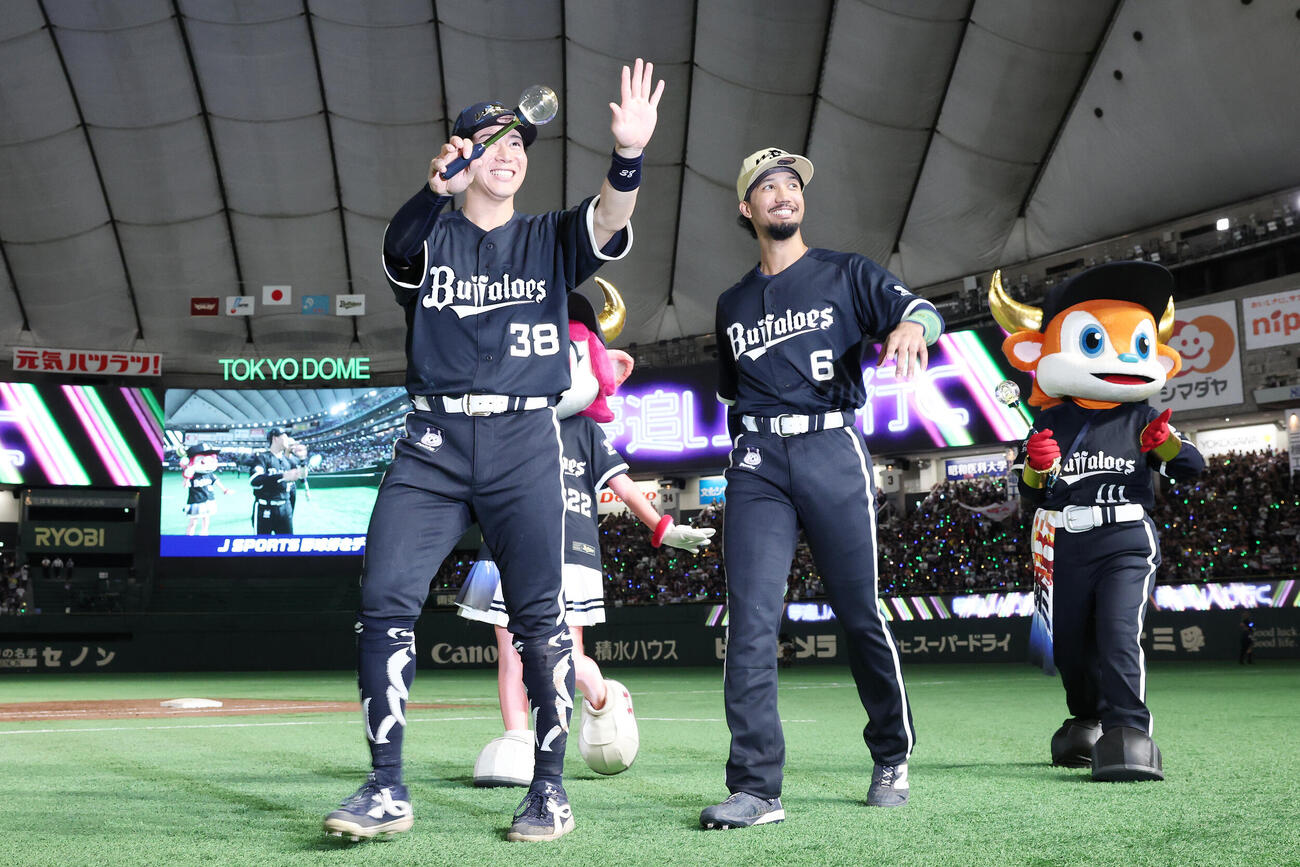 オリックス対楽天　サヨナラ勝利し笑顔のオリックス来田涼斗（左）と宗佑磨（撮影・宮地輝）