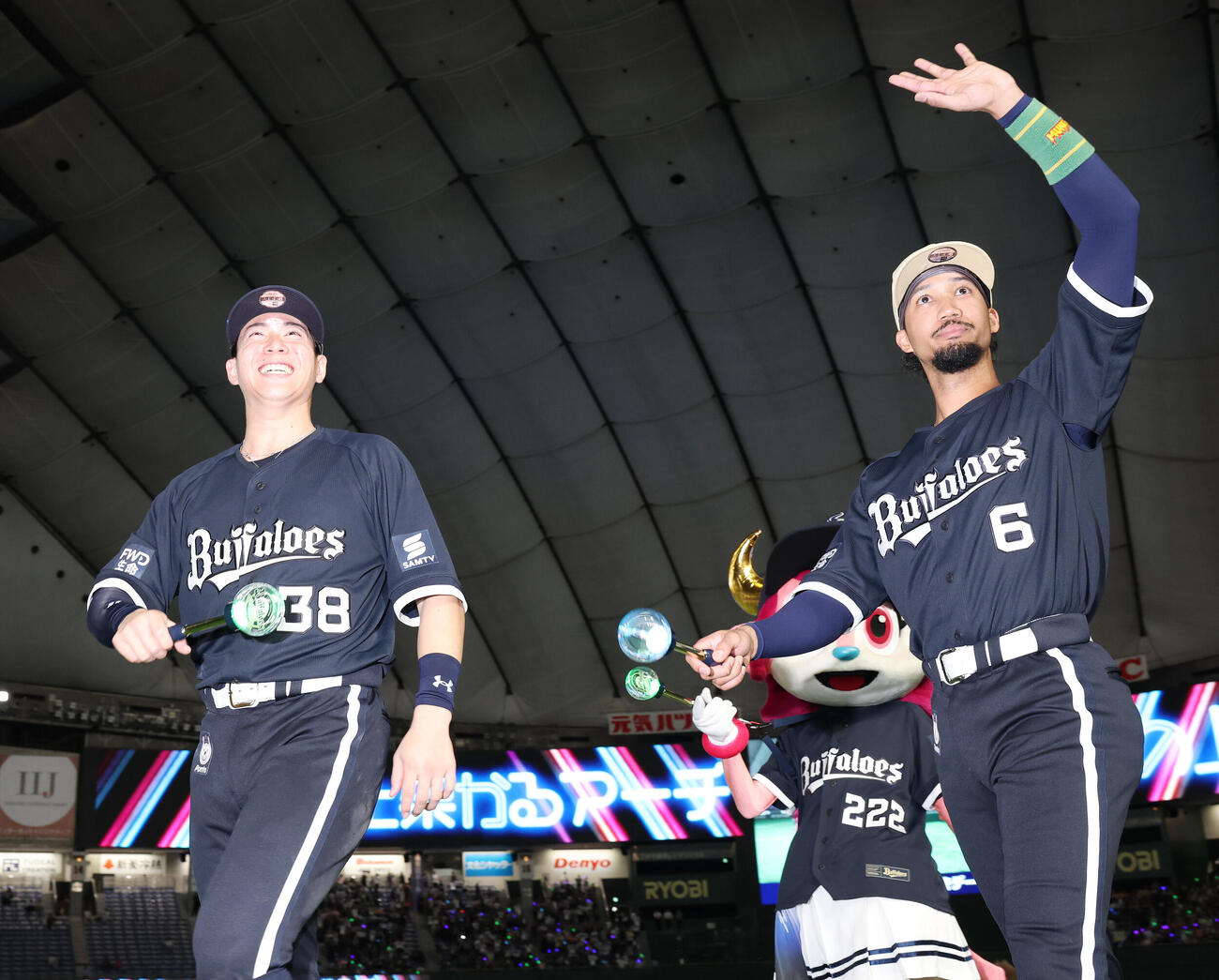 オリックス対楽天　サヨナラ勝利し笑顔のオリックス来田涼斗（左）と宗佑磨（撮影・宮地輝）