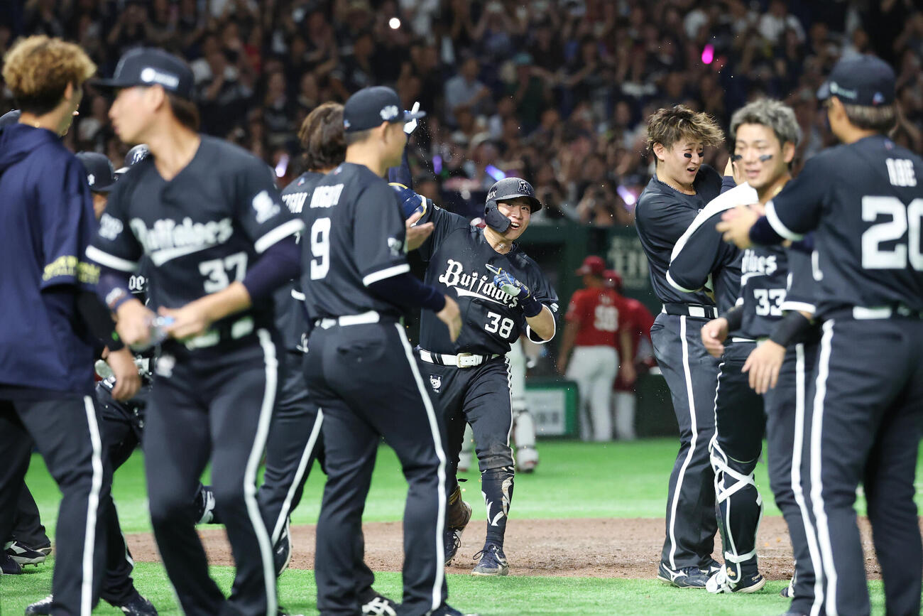 オリックス対楽天　9回裏オリックス1死一、二塁、サヨナラ本塁打を放ち喜びを爆発させる来田涼斗（撮影・宮地輝）