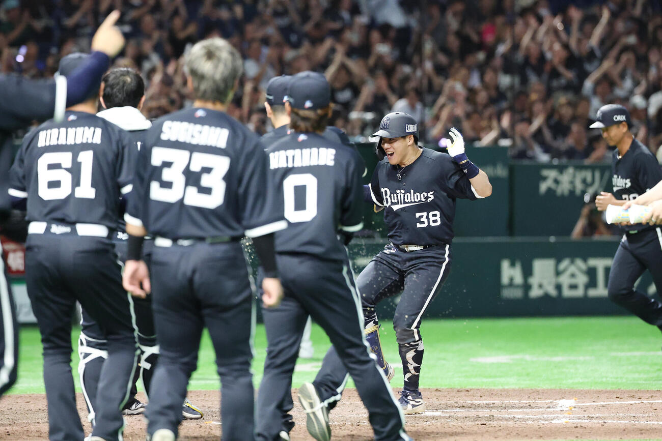 オリックス対楽天　9回裏オリックス1死一、二塁、サヨナラ本塁打を放ち生還する来田涼斗（撮影・宮地輝）