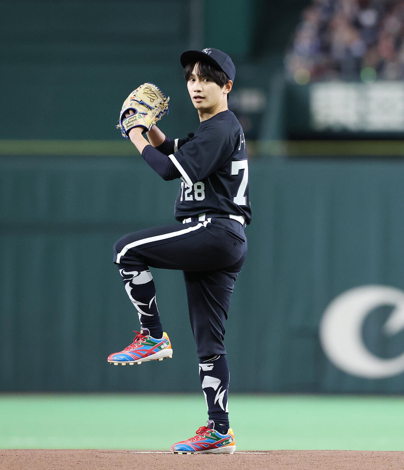オリックス対楽天　スペシャル始球式を務めるなにわ男子の藤原丈一郎（撮影・宮地輝）