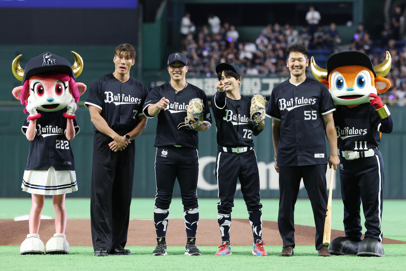 オリックス対楽天　スペシャル始球式を行い記念撮影する、左からベル、糸井嘉男氏、安達了一氏、藤原丈一郎、T－岡田氏、バファローブル（撮影・宮地輝）