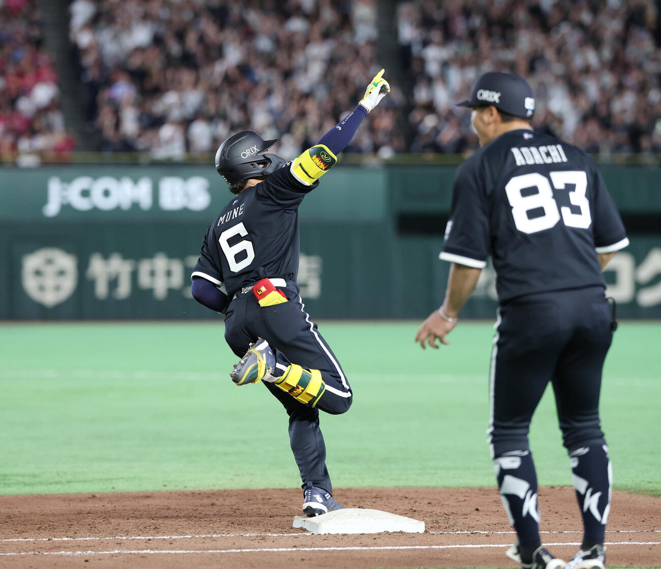 オリックス対楽天　7回裏オリックス1死一塁、2点本塁打を放ちダイヤモンドを一周する宗佑磨（撮影・宮地輝）