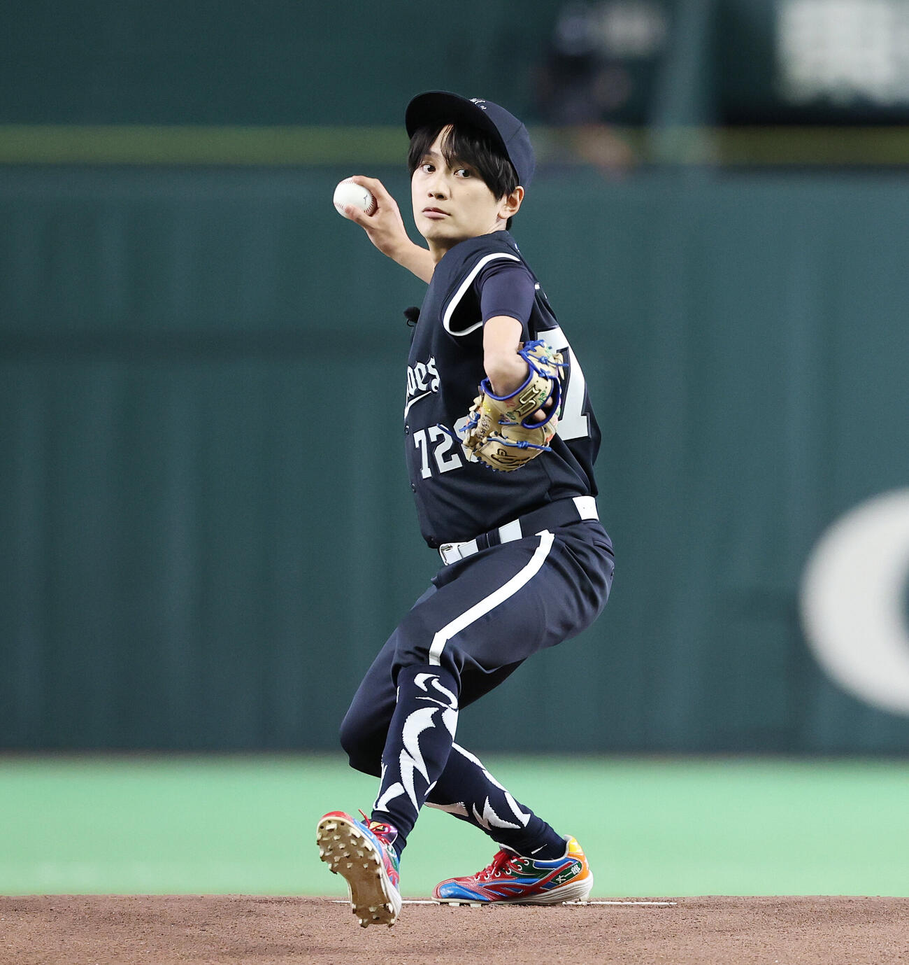 オリックス対楽天　スペシャル始球式を務めるなにわ男子の藤原丈一郎（撮影・宮地輝）