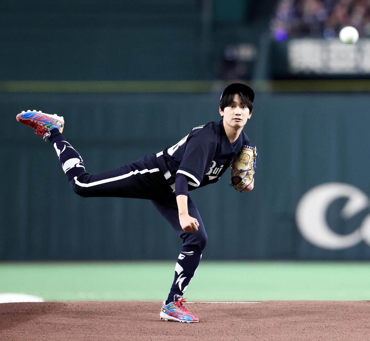 オリックス対楽天　スペシャル始球式を務めるなにわ男子の藤原丈一郎（撮影・宮地輝）